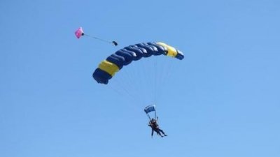 ​百岁老人高空跳伞庆生，还想打破世界纪录