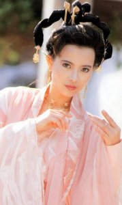 ​曝蓝洁瑛已去世，曾被知名男星伤害致精神失常，获成龙刘德华帮助