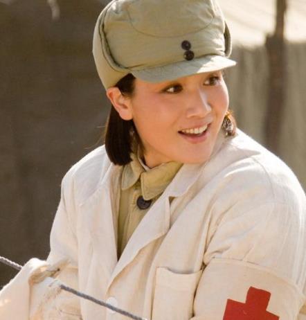 与大11岁老戏骨结婚，生孩子后立刻离婚，现前夫娶妻她却单身