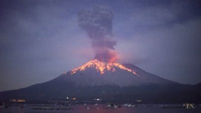 ​日本樱岛火山在月色下爆发，网友拍下罕见“火山雷”