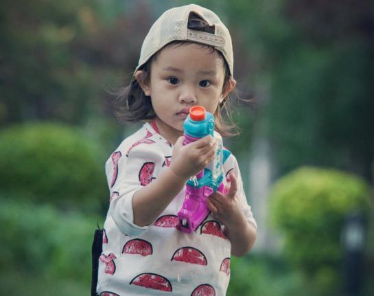 她们是台湾“最美”双胞胎，2岁时红遍网络，如今女大十八变