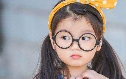 她们是台湾“最美”双胞胎，2岁时红遍网络，如今女大十八变