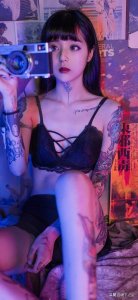 ​纹身美女锁屏壁纸
