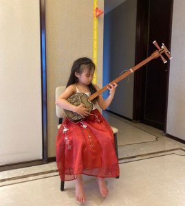 ​岳云鹏俩孩子近照曝光，长相随爹太可爱，小女儿疑想继承爸爸衣钵