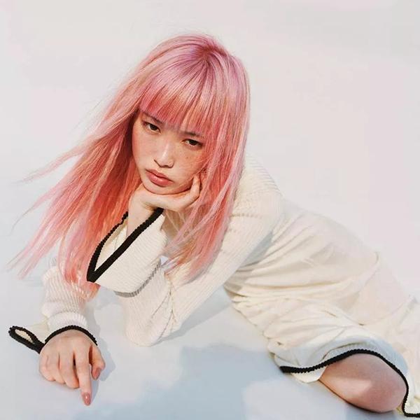 拥有一头粉头发之前，先要学会穿搭！