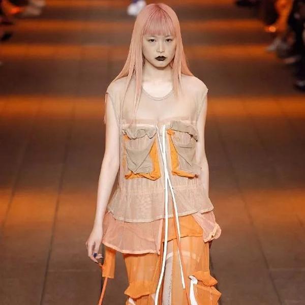 拥有一头粉头发之前，先要学会穿搭！