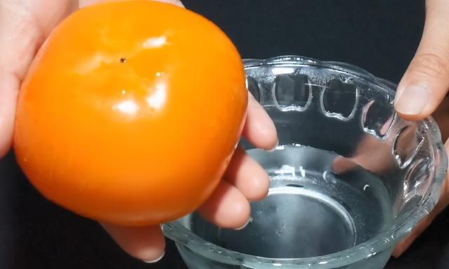 柿子发涩如何处理,熟透的柿子还是很涩怎么办?超级不解的,已经熟透了的柿子,而且还软趴趴的了,但是吃起来就是涩涩的?图2