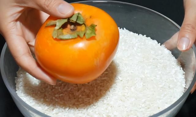 柿子发涩如何处理,熟透的柿子还是很涩怎么办?超级不解的,已经熟透了的柿子,而且还软趴趴的了,但是吃起来就是涩涩的?图3