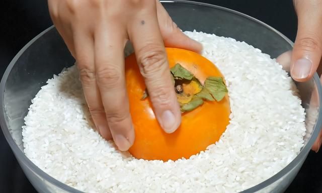 柿子发涩如何处理,熟透的柿子还是很涩怎么办?超级不解的,已经熟透了的柿子,而且还软趴趴的了,但是吃起来就是涩涩的?图4