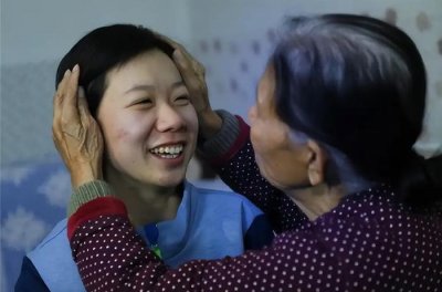 ​山西农妇28年前火车站捡回独臂女婴，卖废品供其读书，现状如何？