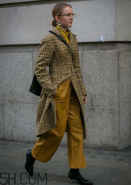 棕色格子大衣怎么搭配?棕色格子大衣搭配图片 棕色格子大衣怎么搭配?棕色格子大衣搭配图片