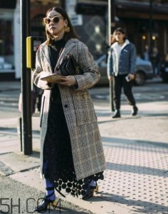 ​棕色格子大衣怎么搭配？棕色格子大衣搭配图片