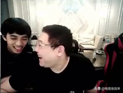 ​PDD展示八年前“珍藏”，再提鸭脖门事件，这张照片姿态看吐了