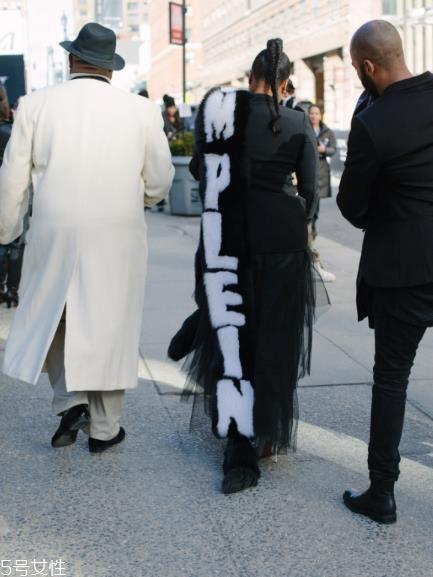 皮草披肩怎么搭配？分分钟撩倒男神