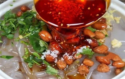 ​教你东北凉拌拉皮的正确做法，劲道爽滑，清凉解暑，夏天餐桌必备