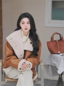 ​不想刻意摆拍？9个温婉大气又自然的姿势，落落大方拍照好看