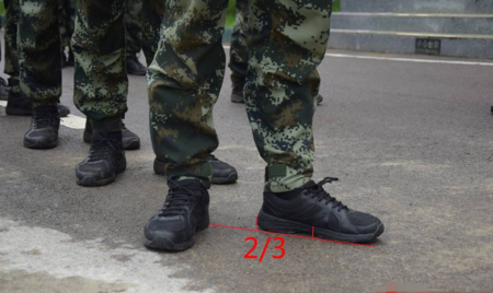 上体育课站立时是稍息是用左脚还是右脚