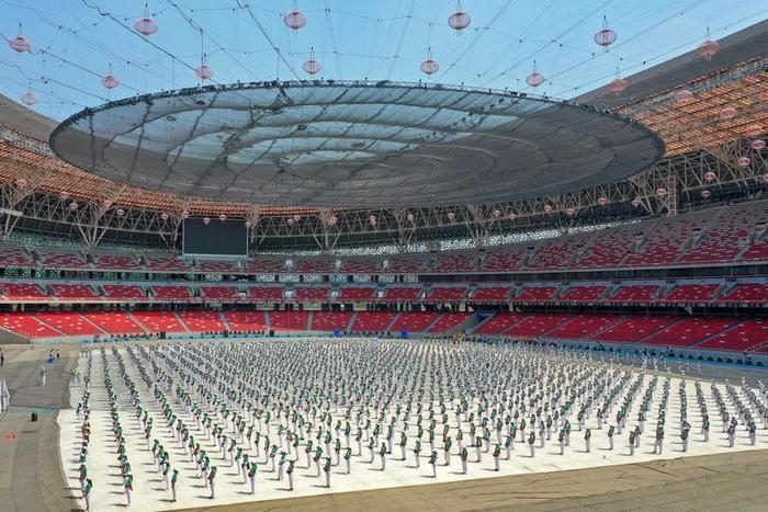 二青会志愿者：打造最靓丽的城市“风景线”