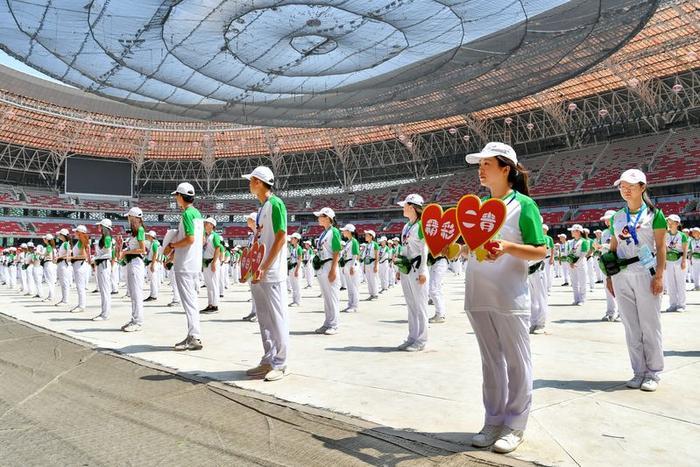 二青会志愿者：打造最靓丽的城市“风景线”