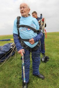 ​101岁老人跳伞：从四千多米高空一跃而下 年龄从来不是事儿