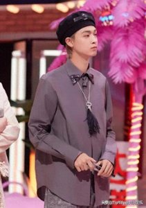 ​秦霄贤超级富二代人设不假，有钱的是他父亲，母亲生活一言难尽！