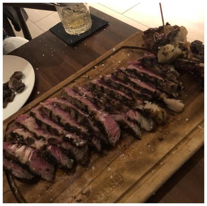 被中国抖音捧红的“撒盐哥”被批“太坑”？为何评论褒贬不一？