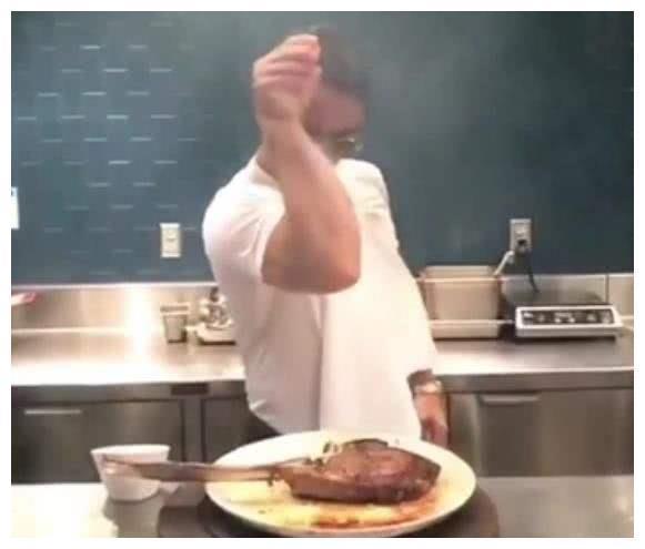 被中国抖音捧红的“撒盐哥”被批“太坑”？为何评论褒贬不一？