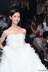 ​陈都灵瘦脱相了！穿抹胸裙锁骨有点吓人，笑容看起来真机械