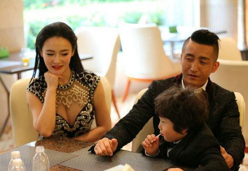 拳王妻子冉莹颖近照，穿着黑色皮裙高筒长靴，却被护栏挂住险走光