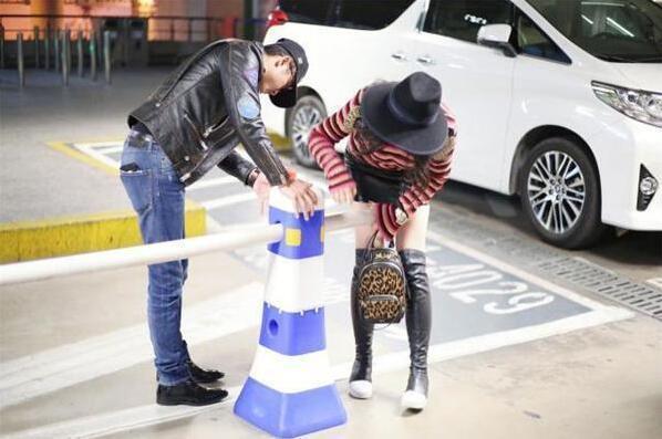 拳王妻子冉莹颖近照，穿着黑色皮裙高筒长靴，却被护栏挂住险走光