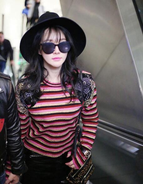 拳王妻子冉莹颖近照，穿着黑色皮裙高筒长靴，却被护栏挂住险走光