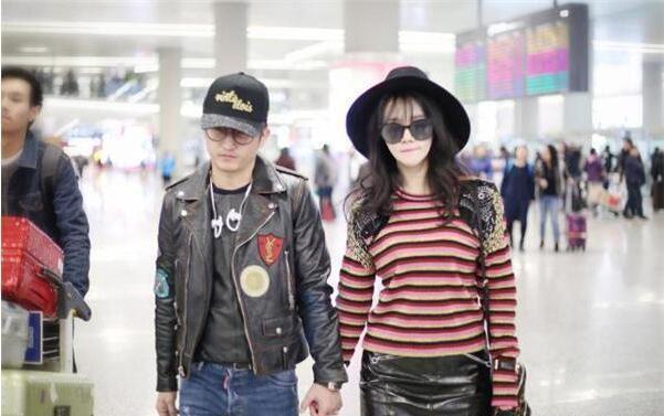 拳王妻子冉莹颖近照，穿着黑色皮裙高筒长靴，却被护栏挂住险走光