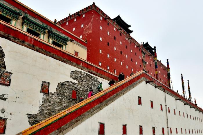 河北除了避暑山庄，还有一座“小布达拉宫”，由14000两黄金打造