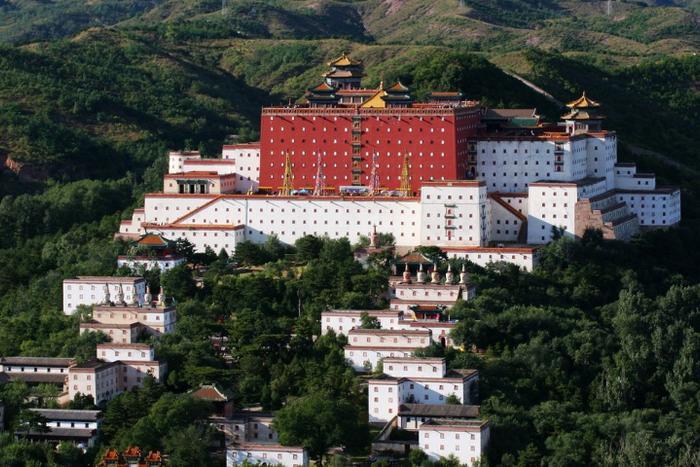 河北除了避暑山庄，还有一座“小布达拉宫”，由14000两黄金打造