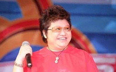 ​韩红曾自曝大学时是“校花”，看了她18岁的照片，我被惊艳了！