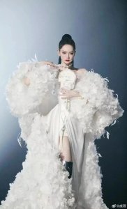 ​黄雅莉转发戚薇微博劝其少把妹，戚薇回应控不住自己呀