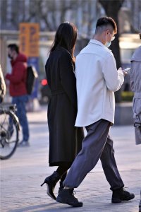 ​春天选择短靴的人很多，有粗跟和细跟款式，穿出的效果也比较大