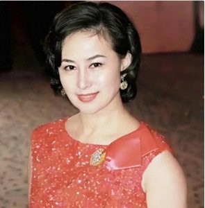 ​何超琼年轻时的20张照片，身材比例好好，难怪她一直仰着下巴拍照