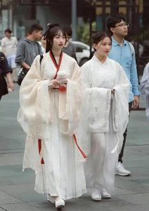 ​古风穿汉服引争议！大妈怒斥：丑女出征，降低了我国形象？