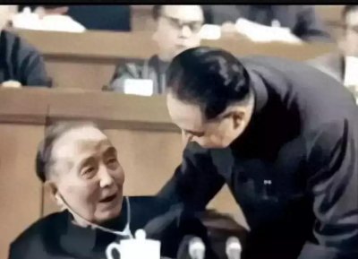 ​1978年，郭沫若最后一次公开露面的镜头，遗愿： 骨灰撒向大寨肥田