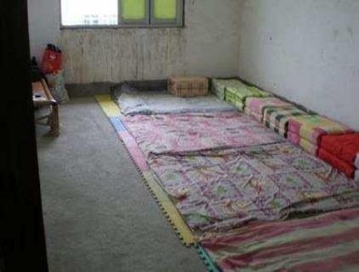 ​执法实拍：传销窝点里男女们混睡一屋关系开放混乱！