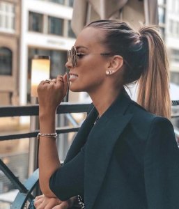 ​4种欧美系发型借鉴，飞扬发丝或精致盘发，让职业自信感自然展现