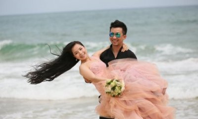 ​王二妮晒照庆产子，儿子长相像李飞，二妮坦言：当妈不容易