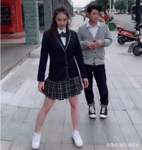 ​矢野浩二的“女儿”穿短裙跳舞，当看清她的颜值时。好眼熟