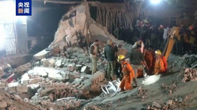 ​印度北部建筑倒塌事故已致2人死亡 仍有多人被困