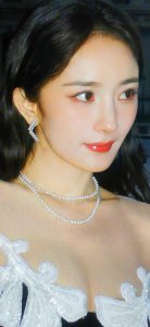 ​杨幂高清美图，性感女神，一颦一笑皆迷人