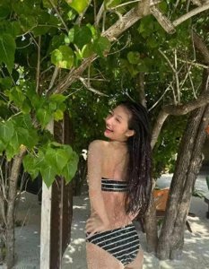 ​马尔代夫海滩上的惊艳一幕 豆得儿泳装亮相 腰肢纤细让人羡慕不已！