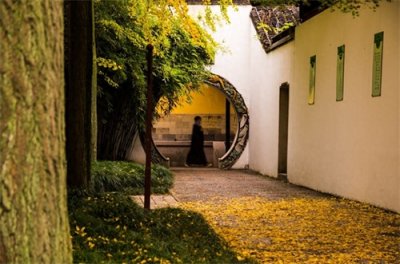 ​苏州西园寺位于苏州阊门外虎丘路西园，现存建筑为清代重建