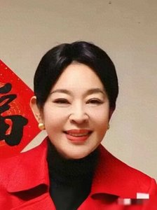 ​八卦说；倪萍整容后像变了个人，显年轻了，但是不如以前好看了