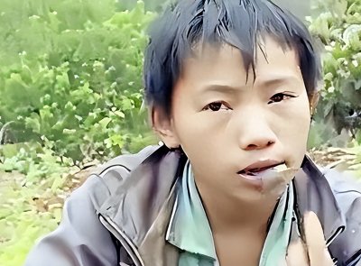 ​他叫杨六斤，2000年生在广西，父亲早亡，父母改嫁，跟着爷爷奶奶